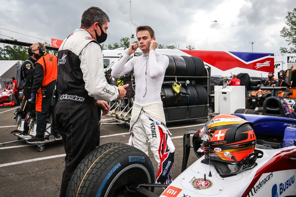 Fearing the dark clouds over Mogyoród, all drivers set off as fast as they could.