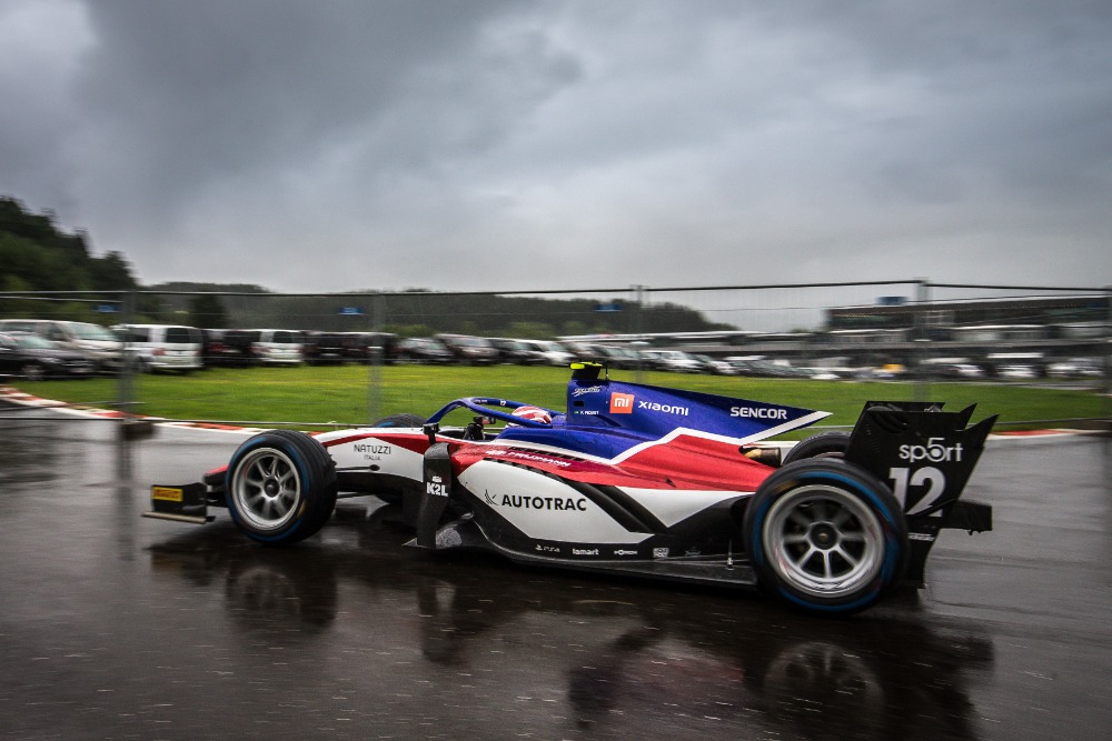 Due to the constant Styrian rain and the delayed qualifications race of Formula 1, the F2 pilots had to start on a wet track.